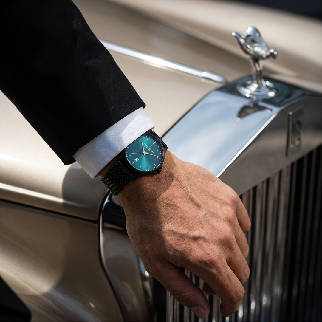 Montre homme Émeraude Noire William Wohler au poignet, gros plan sur le cadran bleu océan