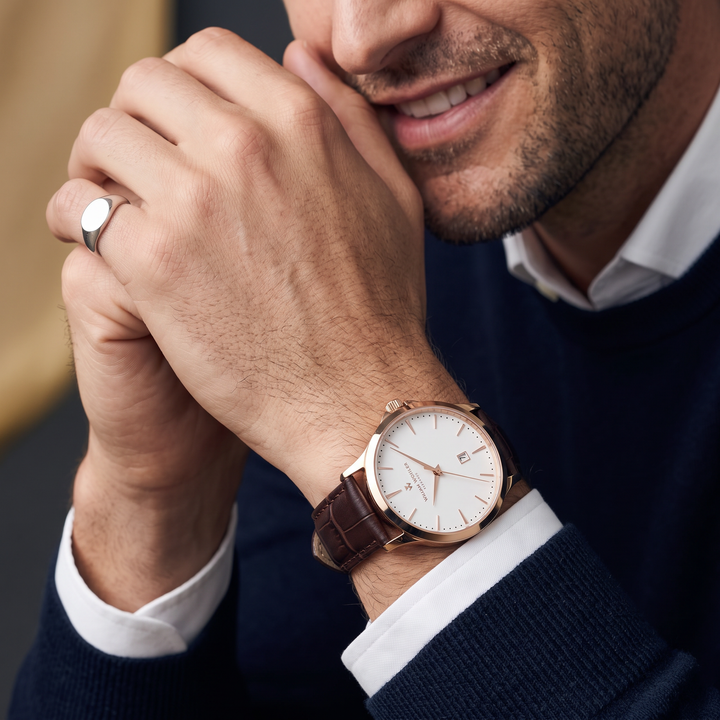 Montre homme Ambre William Wohler au poignet, gros plan sur le cadran blanc coquille d&