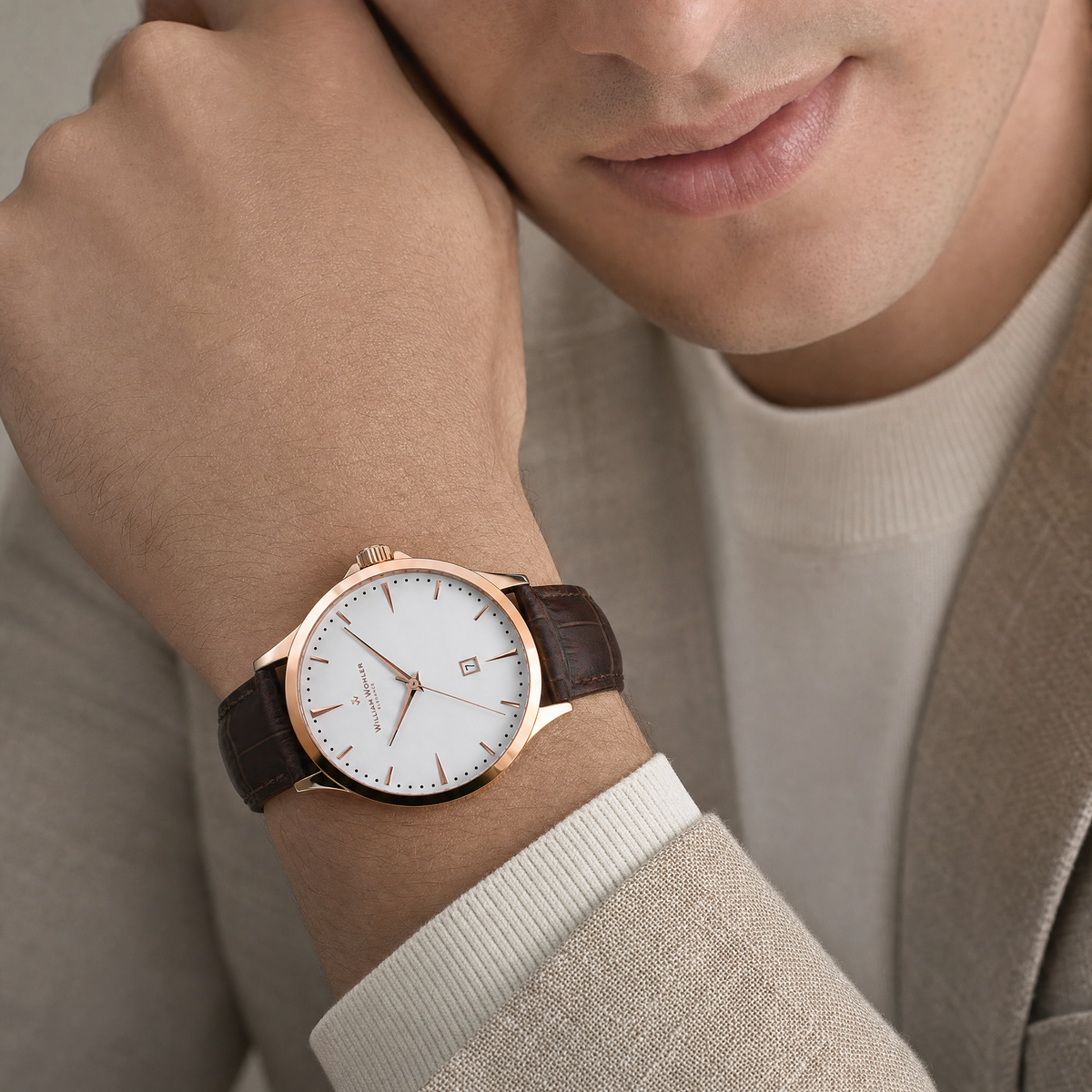 Montre homme Ambre William Wohler portée avec une tenue élégante, bracelet cuir alligator marron