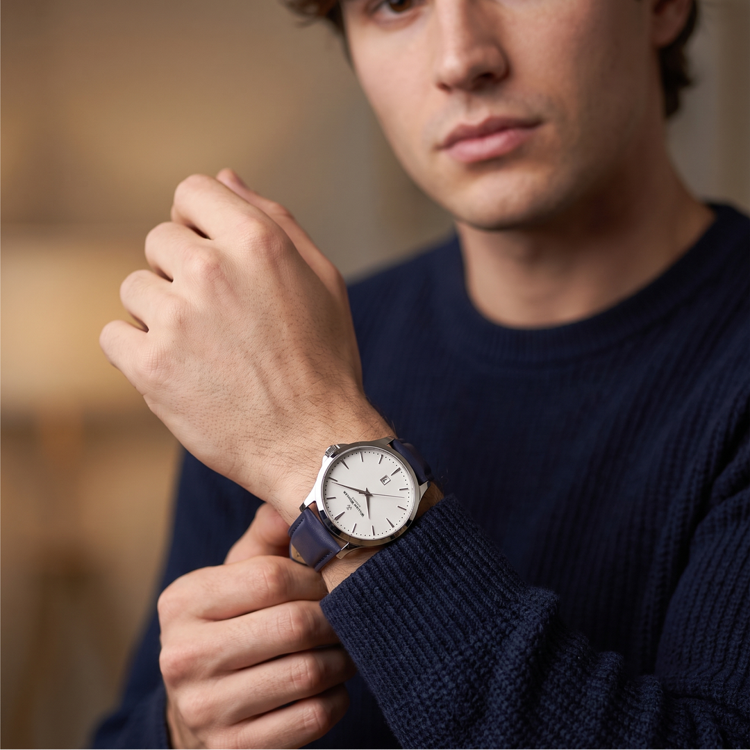Montre homme Azurite William Wohler au poignet, gros plan sur le cadran blanc et le cuir bleu