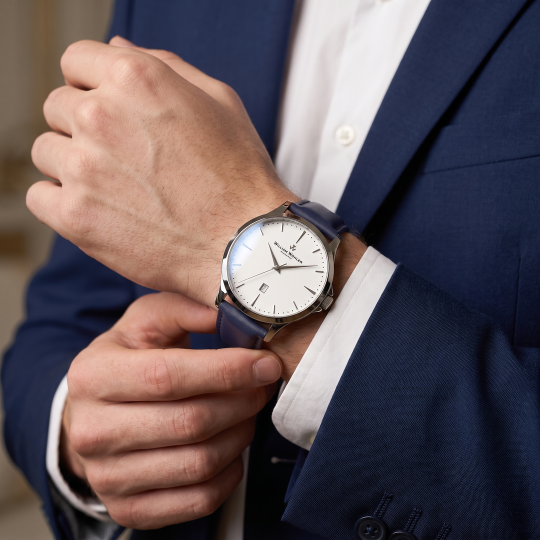 Montre homme Azurite William Wohler portée avec une tenue élégante, bracelet cuir bleu profond