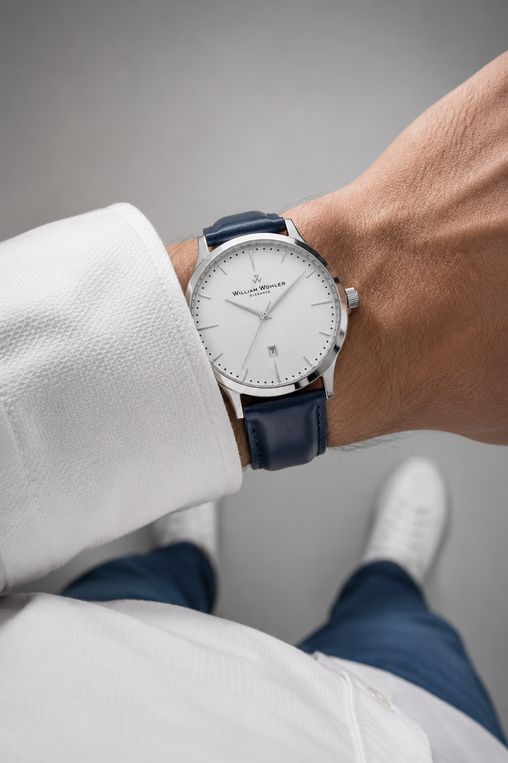 Modèle portant la montre homme Azurite William Wohler — boîtier argenté 41 mm, cadran blanc