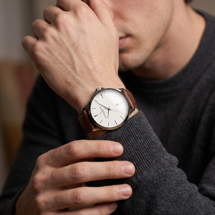 Montre homme Bronzite William Wohler portée au poignet — boîtier argenté 41 mm et bracelet cuir marron