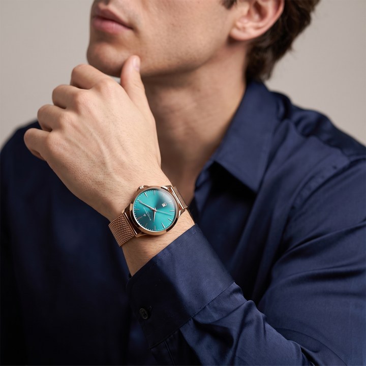 Montre homme Émeraude Dorée William Wohler au poignet, gros plan sur le cadran bleu océan