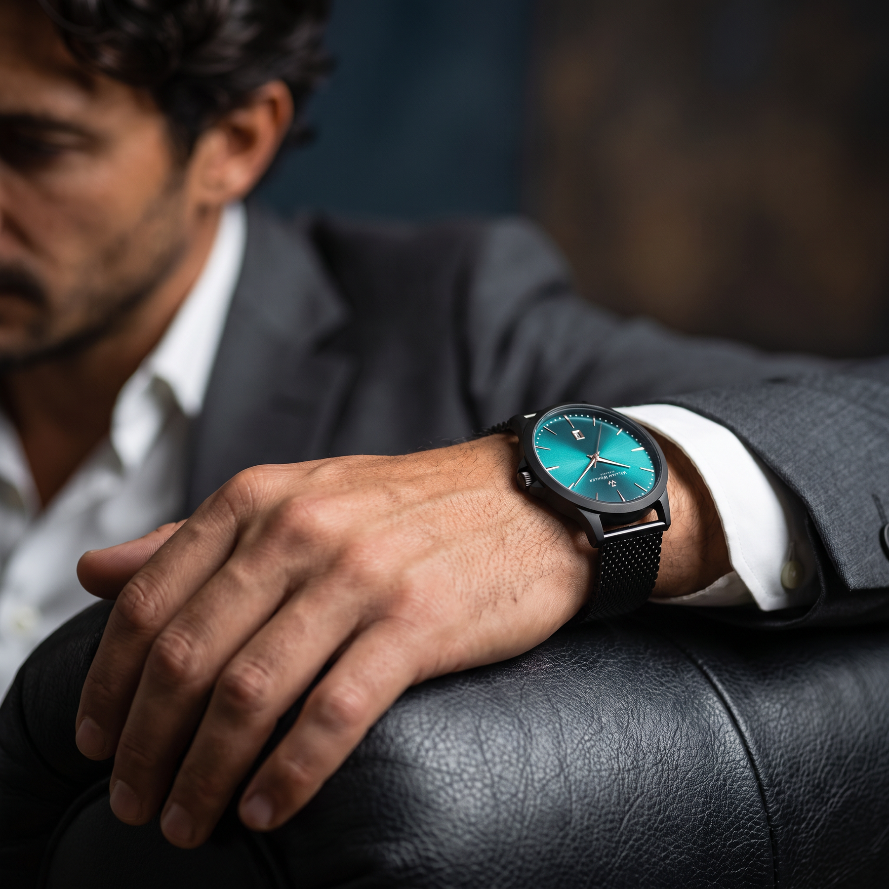 Montre homme Émeraude Noire William Wohler portée avec une tenue élégante, maille milanaise noire ton sur ton