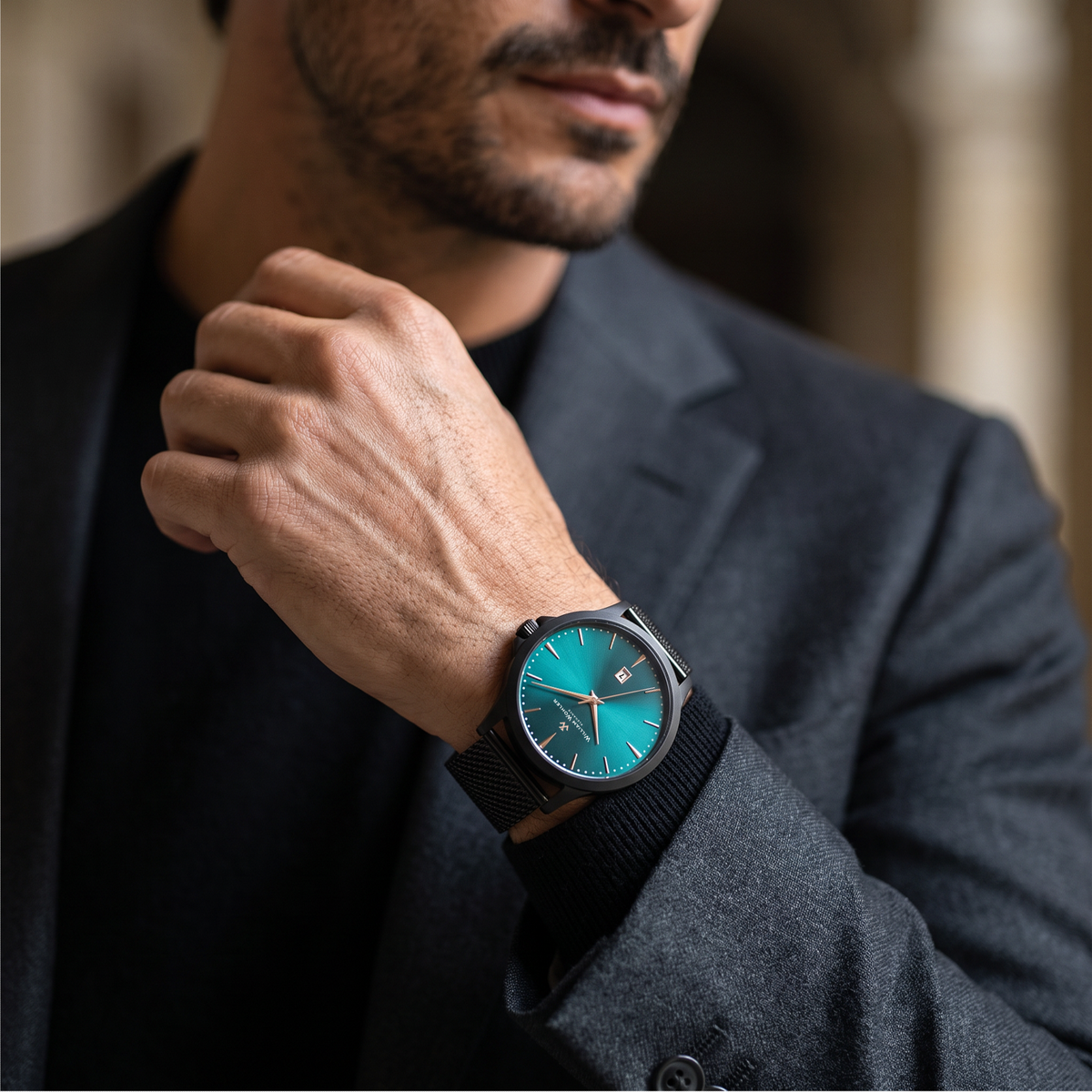 Modèle portant la montre homme Émeraude Noire William Wohler — boîtier 41 mm et cadran bleu océan