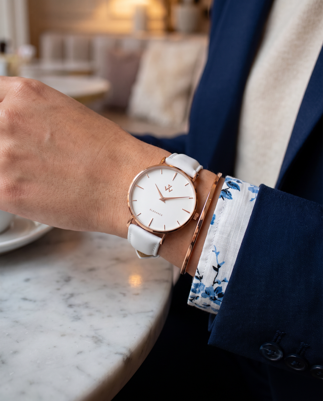 Montre femme Muguet William Wohler portée avec une tenue élégante, boîtier or rose 36 mm