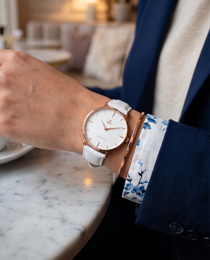Montre femme Muguet William Wohler portée avec une tenue élégante, boîtier or rose 36 mm