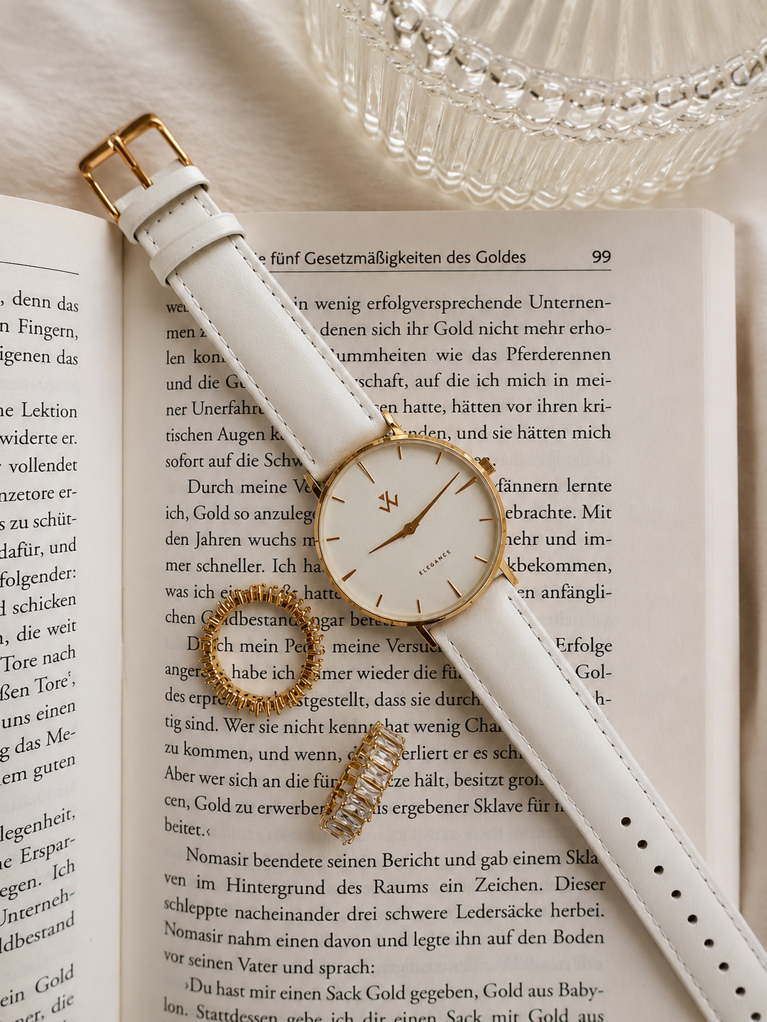 Modèle portant la montre femme Muguet William Wohler — boîtier or rose 36 mm et bracelet cuir blanc