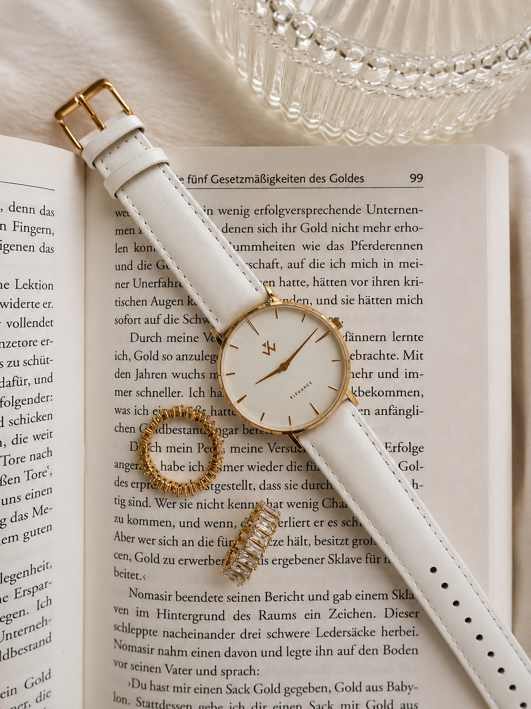Modèle portant la montre femme Muguet William Wohler — boîtier or rose 36 mm et bracelet cuir blanc