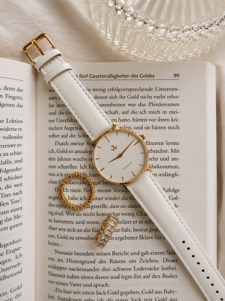 Modèle portant la montre femme Muguet William Wohler — boîtier or rose 36 mm et bracelet cuir blanc