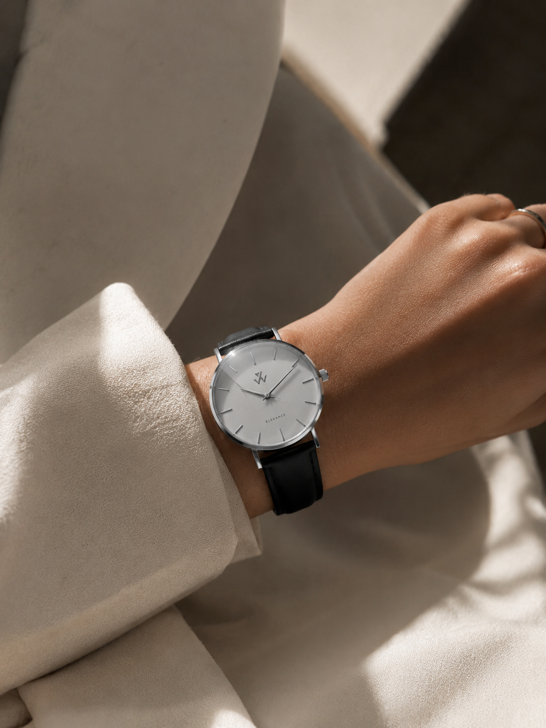 Modèle portant la montre femme Reine de Nuit William Wohler — bracelet cuir noir et boîtier argenté 36 mm