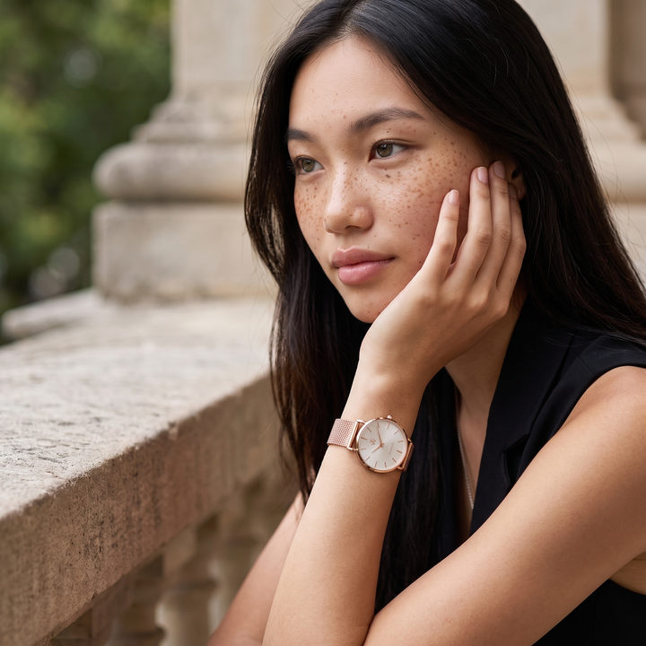 Modèle portant la montre femme Reine d&