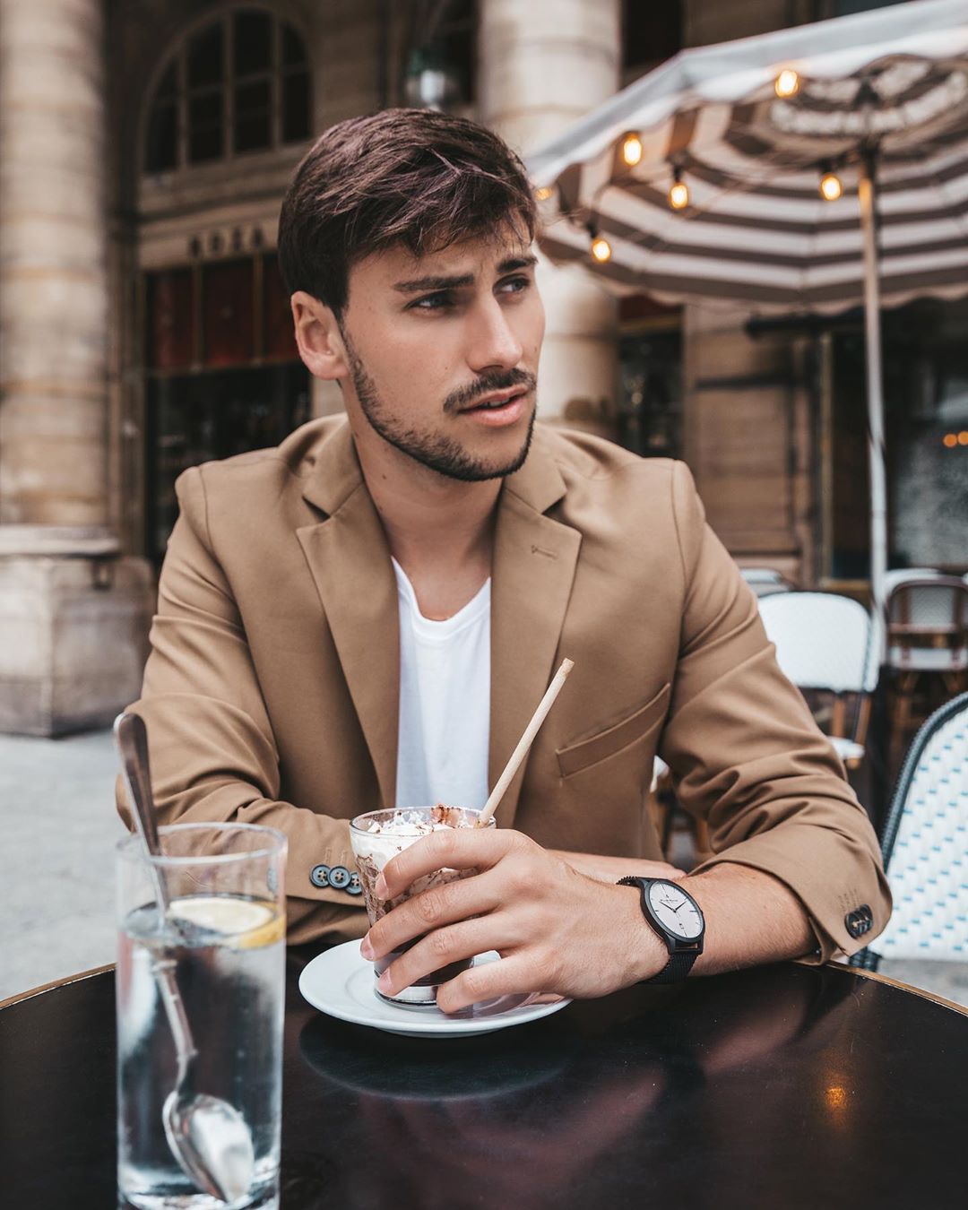 Montre homme Tourmaline William Wohler en situation, boîtier noir mat et maille milanaise ton sur ton